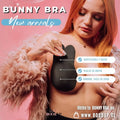 mujer usando bunny bra de boob up